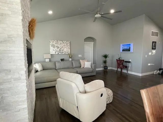 Modern Home, Breathtaking Views * Cheyenne