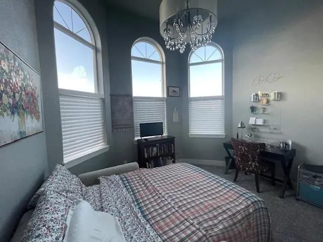 Modern Home, Breathtaking Views * Cheyenne